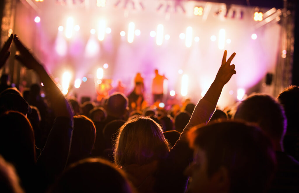 Consejos para proteger tus oídos en los conciertos